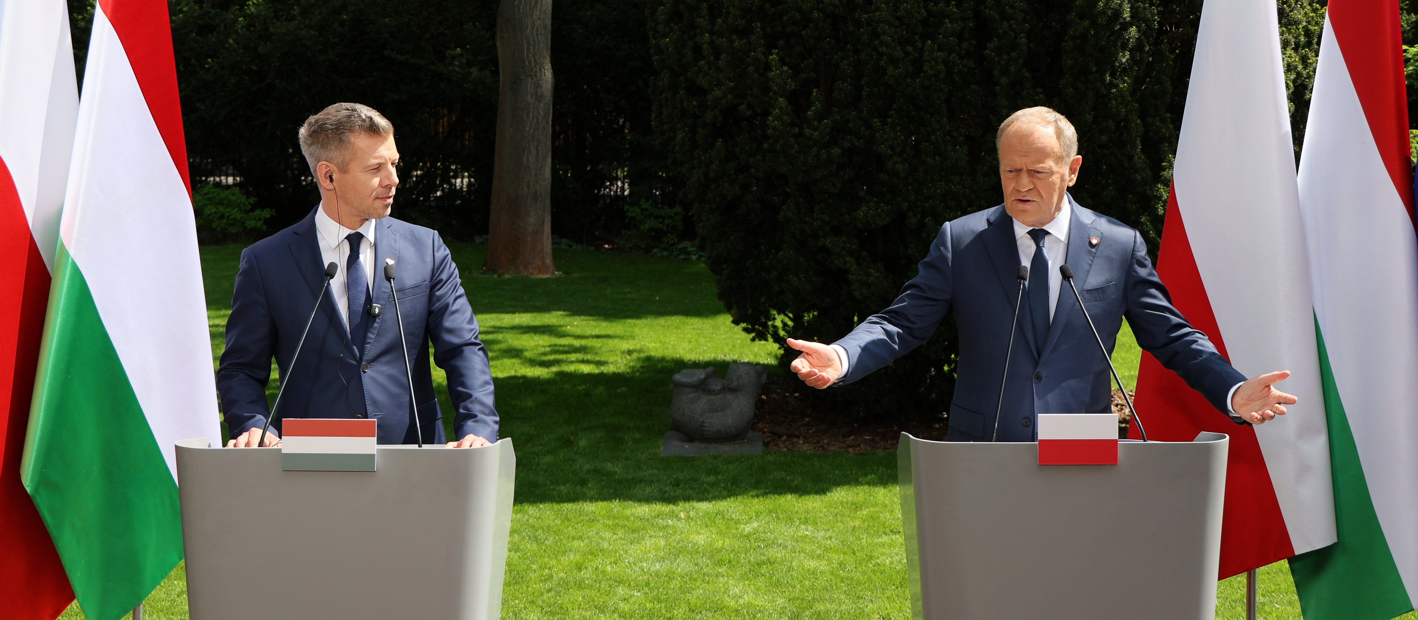„Miło cię widzieć, Péter”. Tusk przywitał Magyara w Warszawie