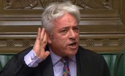 John Bercow, spiker parlamentu, znów wystąpił w wielobarwnym krawacie. Przeciwnicy uważają, że dalek