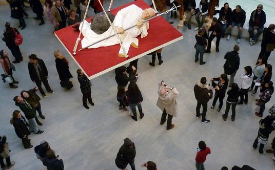 „La Nona Ora”, praca Maurizio Cattelana przedstawiająca Jana Pawła II przygniecionego meteorytem,w n