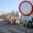 Remont ulicy Górczewskiej w Warszawie. Pracownicy budowy kładą warstwy asfaltu