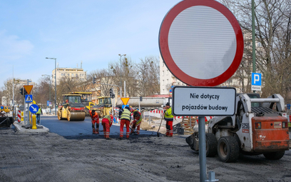 Remont ulicy Górczewskiej w Warszawie. Pracownicy budowy kładą warstwy asfaltu