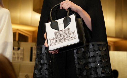 Torebka z inauguracyjnej kolekcji Sergio Soldano podczas pokazu w Nowym Jorku.