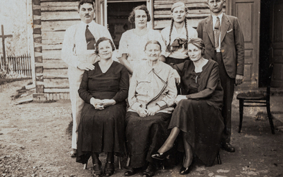 Rodzina Niziołów przed domem w Łańcucie. Pierwsza z lewej siedzi Aniela Nizioł.