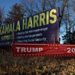 Plakaty wyborcze wzdłuż Route 33 w Bartonsville, stan Pennsylvania