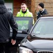 Prezydent Andrzej Duda obok drugiego z jego pancernych bmw, w Istebnej, dzień po wypadku na A4