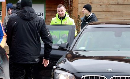 Prezydent Andrzej Duda obok drugiego z jego pancernych bmw, w Istebnej, dzień po wypadku na A4