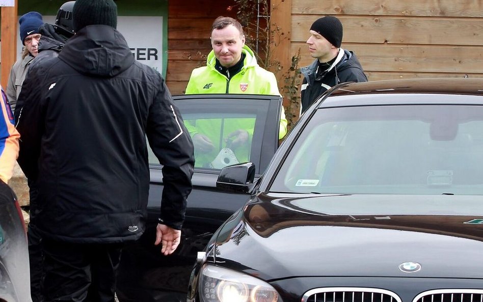 Prezydent Andrzej Duda obok drugiego z jego pancernych bmw, w Istebnej, dzień po wypadku na A4