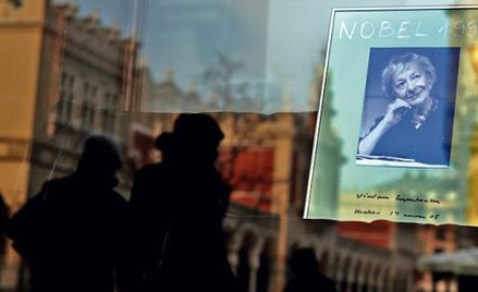 W witrynach krakowskich księgarni wystawiono tomiki i zdjęcia zmarłej w środę poetki