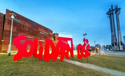 logo Solidarność przed Europejskim Centrum Solidarności w Gdańsku