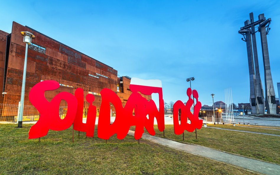 logo Solidarność przed Europejskim Centrum Solidarności w Gdańsku