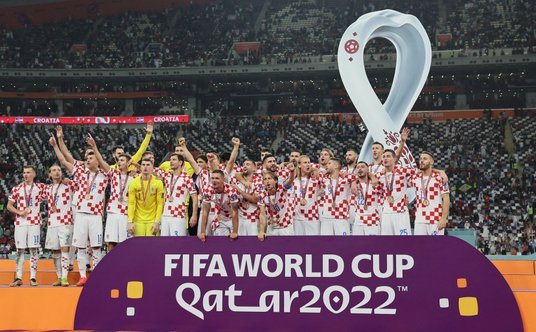 Piłkarze Chorwacji cieszą się ze zwycięstwa z Marokiem w meczu o trzecie miejsce MŚ