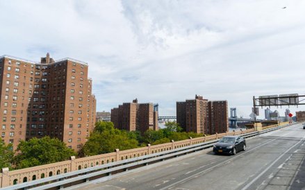 Lofty w pobliżu Brooklyn Bridge w Nowym Jorku