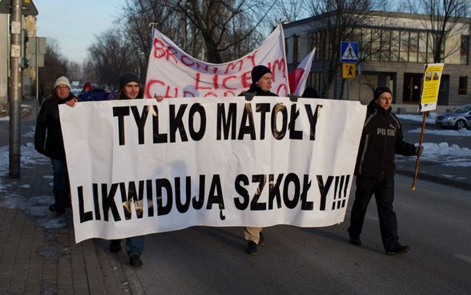 Jeden z protestów przeciwko likwidacji szkoły