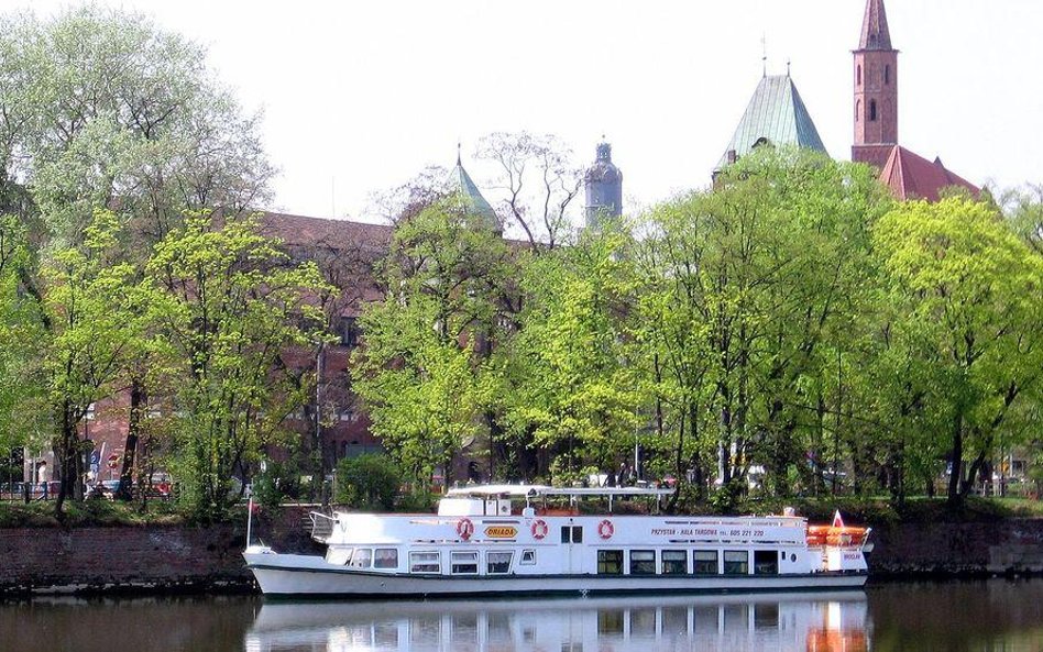 Wroclaw. Przystanek tramwaju wodnego przy Hali Targowej, kwiecień 2006 (fot. Julo, domena publiczna)