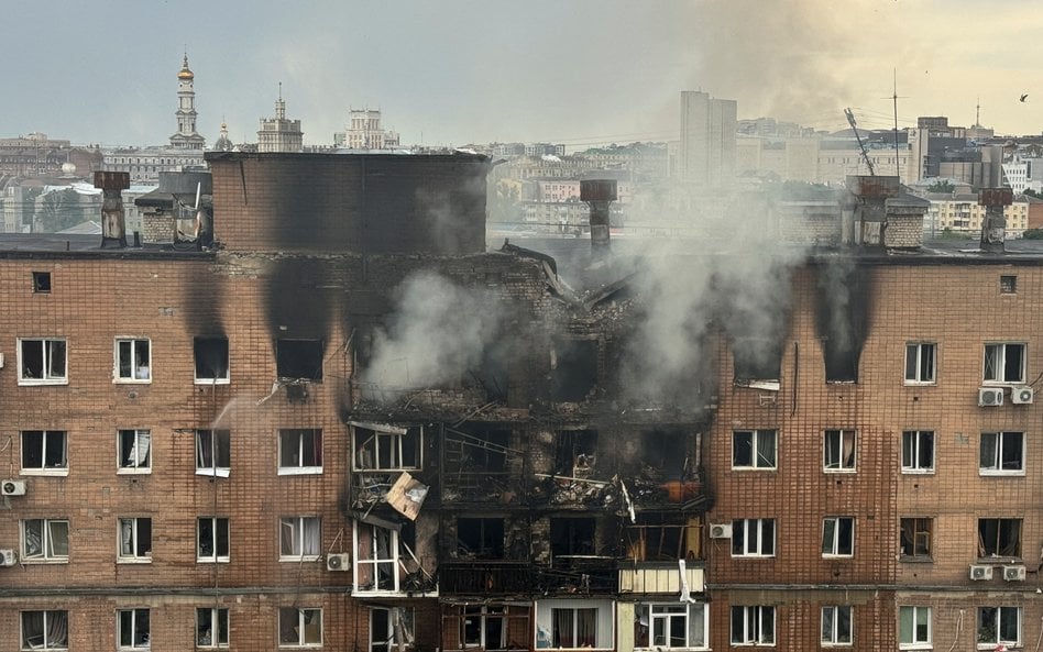 Skutki rosyjskiego ataku dronów w Charkowie.