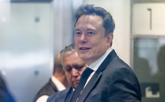Elon Musk w budynku sądu w Oackland