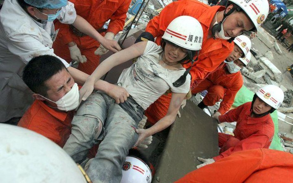 Dziewczynka wyciągnięta z ruin zawalonego budynku