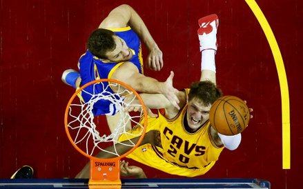 Rosjanin Timofey Mozgov z Cleveland Cavaliers trafia do kosza