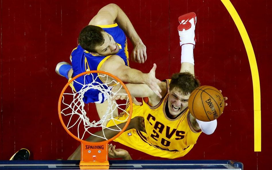Rosjanin Timofey Mozgov z Cleveland Cavaliers trafia do kosza