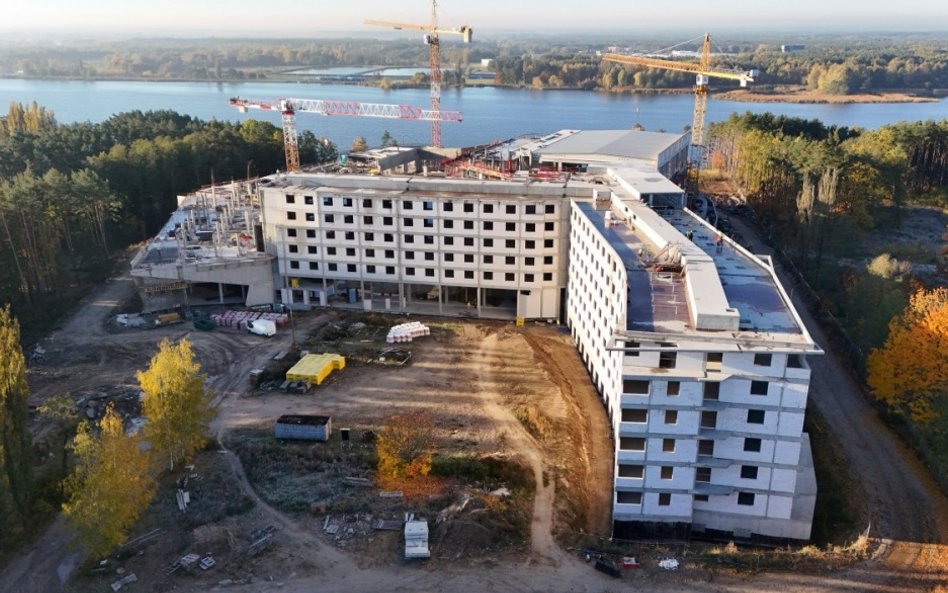 Zgodnie z planami w kompleksie znajdzie się ponad 500 pokoi hotelowych, rozbudowana strefa medyczna,