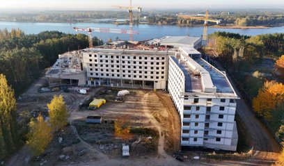 Zgodnie z planami w kompleksie znajdzie się ponad 500 pokoi hotelowych, rozbudowana strefa medyczna,