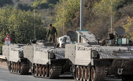 Kolumna izraelskich pojazdów opancerzonych w północnej części kraju