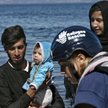 Migranci z dzieckiem, uratowani u brzegów greckiej wyspy Lesbos
