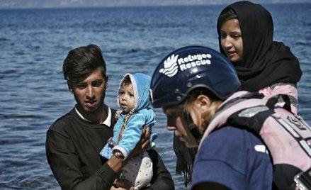 Migranci z dzieckiem, uratowani u brzegów greckiej wyspy Lesbos
