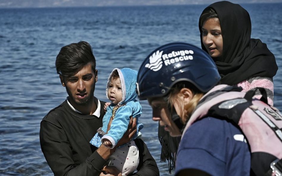 Migranci z dzieckiem, uratowani u brzegów greckiej wyspy Lesbos