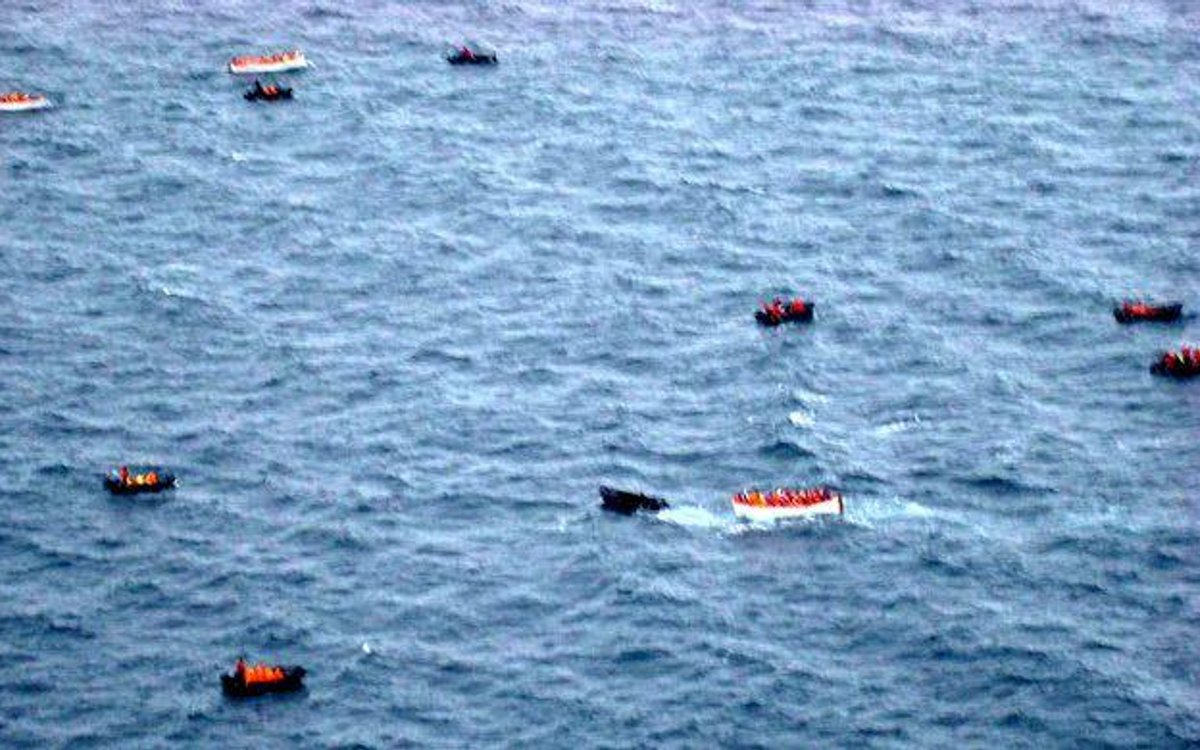 Булгария теплоход катастрофа. Баренцево море корабли шторм. Турецкий корабль в пицунде. Атлантический океан шторм. Затонувший паром с автомобилями.