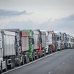 Kolejka ciężarówek wyładowanych zbożem czekających na wjazd do Rumunii