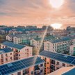 Panele na dachu bloku przestają już być rzadkością