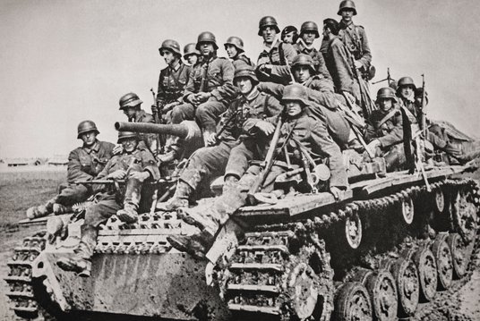 Do ataku na Związek Radziecki w pierwszej fazie walk III Rzesza rzuciła na front wschodni 135 swoich