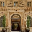 Kamienicę, w której mieści się hotel Sir Prague, wybudowano w 1884 r. w stylu neorenesansowym.