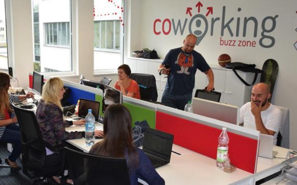 Zamiast inwestować w ergonomiczne stanowisko pracy w domu, można skorzystać z oferty biur coworkingo