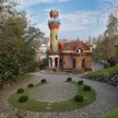 Fasadę willi tworzą żółte i czerwone cegły oraz szkliwione ceramiczne płytki z powtarzającym się mot