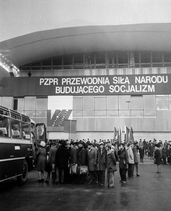 Nowoczesny Dworzec Centralny poza swoją podstawową funkcją transportową pełnił w latach 70. drugą ni