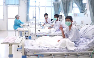 Tajlandia: Uratowani chłopcy wracają do zdrowia w szpitalu. Pierwsze zdjęcia
