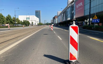 Pasy ruchu na Marszałkowskiej oddzielone pachołkami, pokazujące nową organizację ruchu