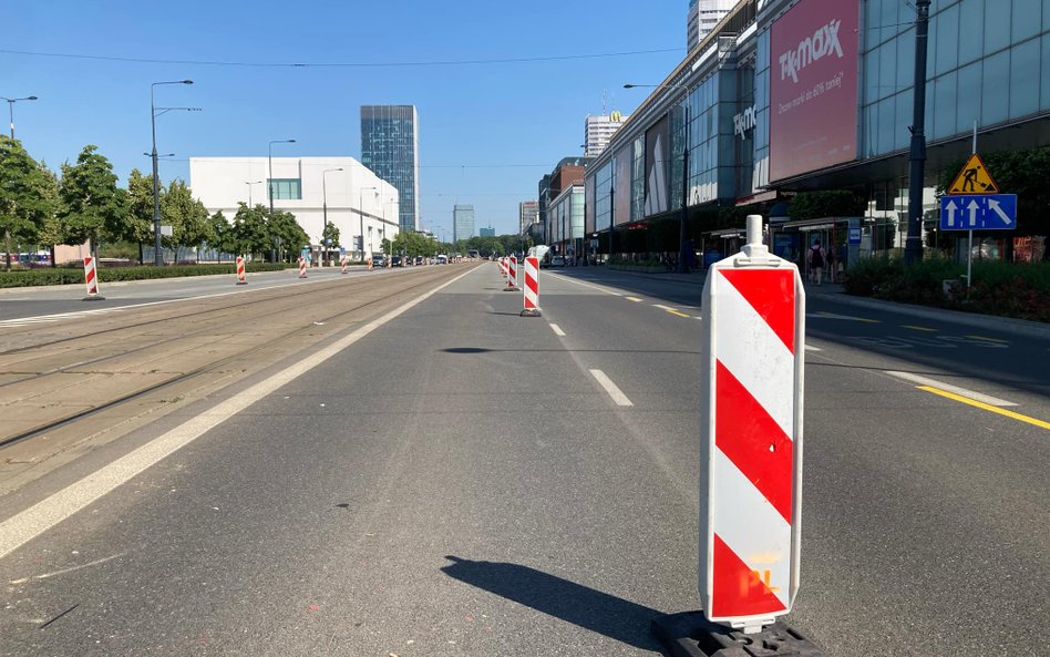 Pasy ruchu na Marszałkowskiej oddzielone pachołkami, pokazujące nową organizację ruchu