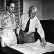 Gen. MacArthur i admirał Nimitz planują operację na Pacyfiku, 1944 r.
