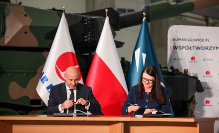 Prezes Zakładów Mechanicznych Bumar-Łabędy S.A. Monika Kruczek i prezes Polskiej Grupy Zbrojeniowej 
