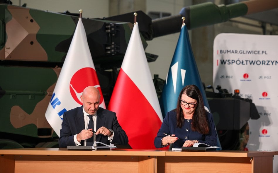 Prezes Zakładów Mechanicznych Bumar-Łabędy S.A. Monika Kruczek i prezes Polskiej Grupy Zbrojeniowej 