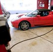 Ładowanie Tesla Roadster - sportowego samochodu napędzanego wyłącznie energią elektryczną