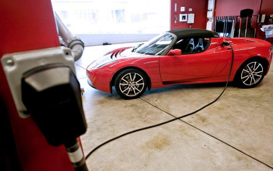 Ładowanie Tesla Roadster - sportowego samochodu napędzanego wyłącznie energią elektryczną