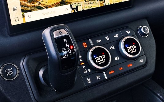 Lewarek automatycznej skrzyni biegów jest praktycznie umieszczony obok panelu klimatyzacji i bliżej 