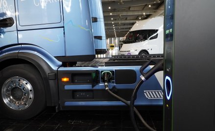 Ślimaczy się tempo dopłat do elektrycznych ciężarówek