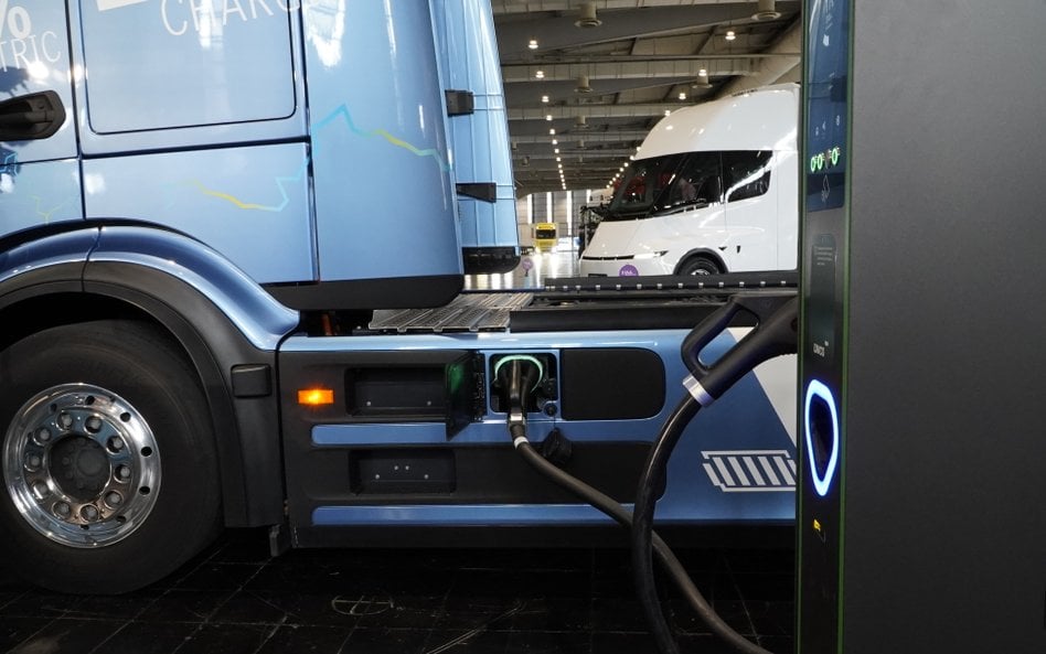 Ślimaczy się tempo dopłat do elektrycznych ciężarówek