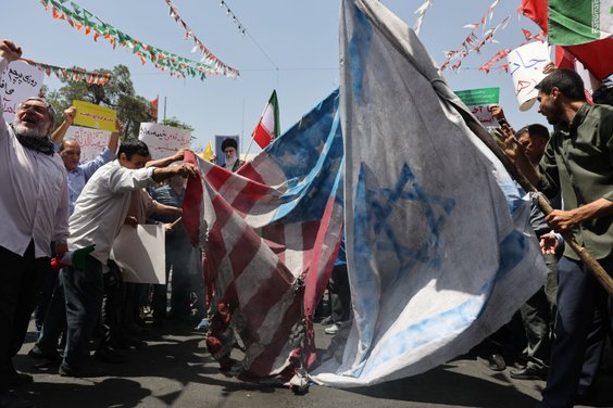 Protest w Teheranie. Demonstranci palą flagi Stanów Zjednoczonych i Izraela