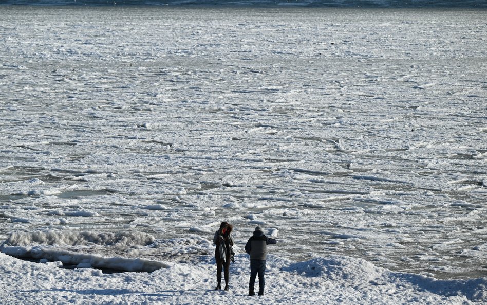 Zamarznięte morze w Gdyni Orłowie. Eksperci IMGW wskazują, że tegoroczne oblodzenie jest efektem dłu